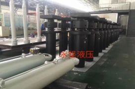 如何操控?zé)釅簷C液壓系統(tǒng)